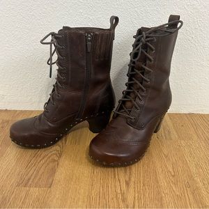 Dansko woman’s brown lace up leather heels size 6 1/2